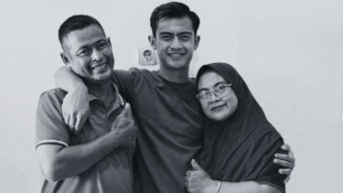 TERPOPULER: Penyebab Ayah Pratama Arhan Meninggal, Alasan Azizah Salsha Gak Kerudungan saat Melayat