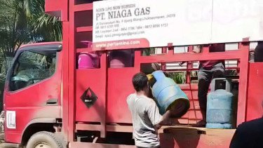 Jembatan Putus, Pertamina Dibantu Warga Gotong Ratusan Tabung Gas LPG di Bireuen