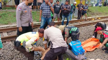 Detik-detik ASN Nekat Tabrakkan Diri ke Kereta Hingga Tewas di Cisauk, Diduga karena Depresi