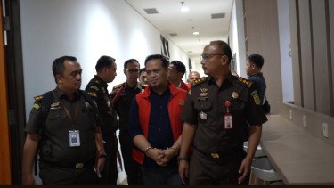 Rugikan Negara Rp20 Miliar, Dua Tersangka Kasus Korupsi Tunjangan Perumahan DPRD Bekasi Ditahan