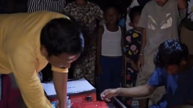Bikin Nangis, Momen Warga Tamiang Hulu Kompak Ucapkan Alhamdulillah Saat Bantuan Genset Listrik Menyala