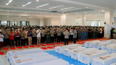 Detik-detik Haru! Irjen Gatot Tri Salatkan 24  Korban Bencana Sumatra yang Tak Diketahui Identitasnya