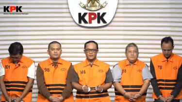 KPK Tetapkan Bupati Lampung Tengah dan Adiknya Tersangka Suap, Langsung Ditahan