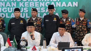 Ketua Umum PBNU Yahya Cholil Staquf atau Gus Yahya (kiri) dan Sekjen PBNU Amin Said (kanan) di Gedung PBNU, Jakarta Pusat