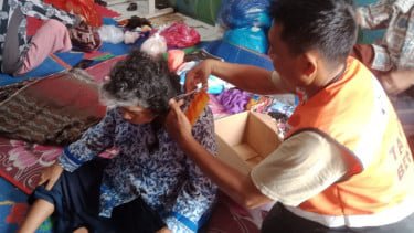 Layanan Potong Rambut Gratis Bikin Korban Bencana Sumatra Ceria Lagi