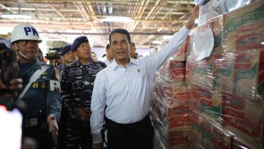 Mentan Amran Kirimkan Bantuan Bencana Sumatera Tahap II Via KRI Surabaya