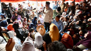 Seskab Teddy Pastikan Korban Bencana Sumatera Dapat Bantuan Rp8 Juta per KK