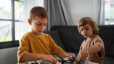 Parenting Ala Raditya Dika, Tips Mengurangi Screen Time pada Anak Lewat Permainan Seru