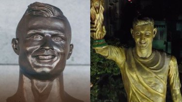 Bikin Geleng-geleng, Ini Deretan Patung Sepak Bola Paling Aneh Sepanjang Sejarah