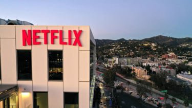Bos Netflix Buka Suara soal Akuisisi Warner Bros di Tengah Perang Tawaran dengan Paramount