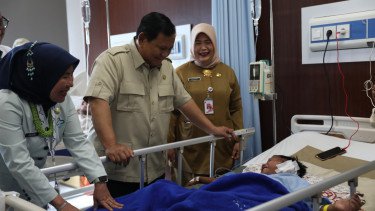 Prabowo Jenguk Korban Tabrakan Sopir Mobil MBG di RSUD Koja