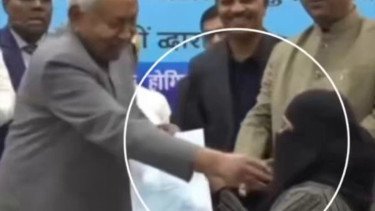 Ketua Menteri Bihar India, Nitish Kumar Dikritik Keras Usai Videonya Menarik Niqab Dokter Viral di Media Sosial