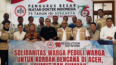 Aktivis 98 Salurkan Bantuan Korban Bencana Aceh dan Sumatra Lewat IDI