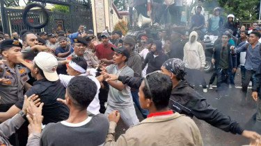 Demo di Polda Maluku Ricuh, Massa Lempari Polisi dengan Ban Bekas