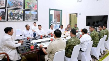 Presiden RI Prabowo Subianto menggelar rapat terbatas di Kodam Sumbar