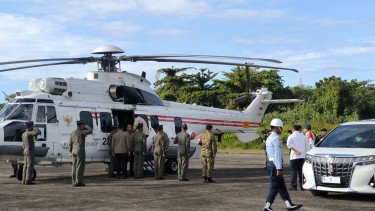 Naik Helikopter, Prabowo Tinjau Tiga Titik Lokasi Terdampak Bencana di Sumbar