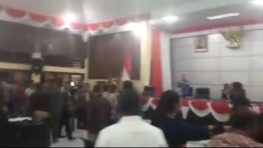 Sidang Paripurna DPRD Ende Ricuh, Anggota Dewan Lempar Barang Kena Burung Garuda Pancasila