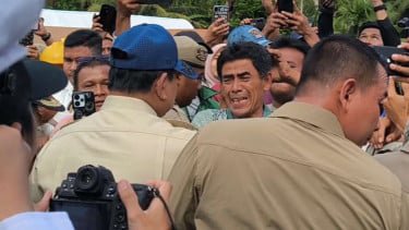 Pecah Tangis Warga Agam Saat Prabowo Tinjau Posko Pengungsian Bencana Banjir