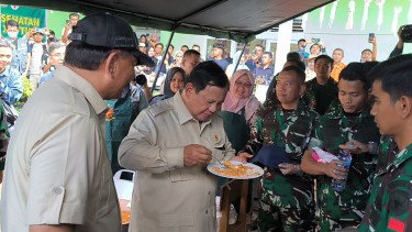 Momen Prabowo Santap Habis Sepiring Nasi Goreng di Posko Pengungsian Kabupaten Agam