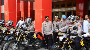 Siap Taklukkan Medan Terjal! Polda NTT Turunkan 20 Motor Bhabinkamtibmas ke Pulau Terluar