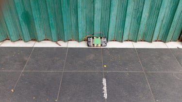 benda yang diduga bom di depan pintu masuk Gereja GKPS, Bandung