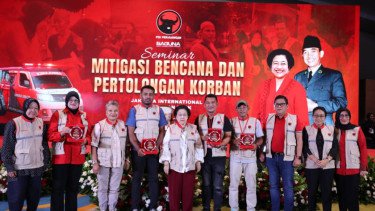 Korban Bencana Terima Bantuan Baguna, Seloroh Risma: Padahal PDIP Tidak Menang di Aceh