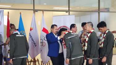 Tiba di Bandara Soetta, Rombongan Atlet Polo Air Disambut Kalung Bunga