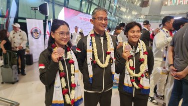 Cedera Tak Mematahkan Semangat, Atlet Loncat Indah Indonesia Disambut Meriah di Bandara Usai Raih Medali SEA Games 2025