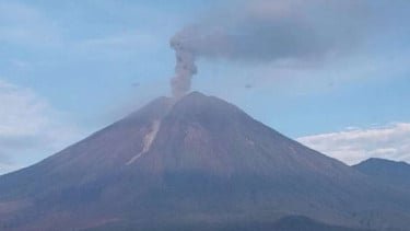 Gunung Semeru Erupsi Dua Kali Pagi Ini, Tinggi letusan hingga 1.000 meter