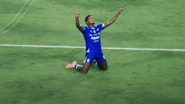Gaya Unik Ramon Tanque Jadi Sorotan: Selebrasi Ala Goku hingga Sepatu Beda Warna Bikin Heboh