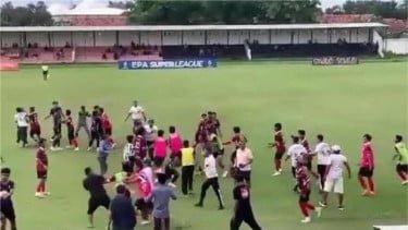 Ricuh Pertandingan Persepam vs Perseba di Madura, Pemain Saling Jotos di Tengah Lapangan