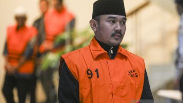 KPK Geledah Rumah Bupati Bekasi, Sita Dokumen hingga Land Cruiser
