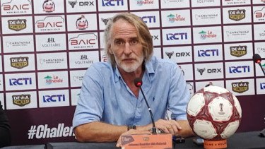 Jan Olde Riekerink Akui Dewa United Kekurangan Opsi Lini Tengah, Ivar Jenner dan Joey Pelupessy Dipertimbangkan