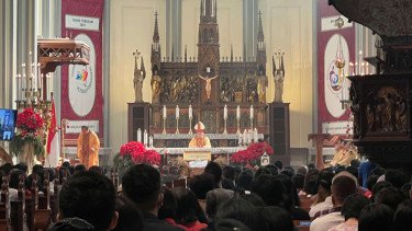 Suasana misa natal pontifikal di Gereja Katedral Jakarta