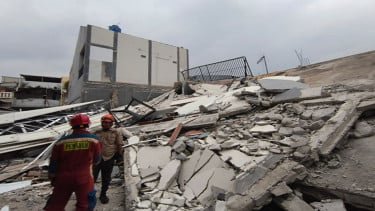 Bangunan parkir dua lantai di Jakarta Utara, roboh, Kamis, 25/12