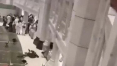 Detik-detik Pria Nekat Lompat dari Lantai Atas Masjidil Haram Mekkah, Diduga Bunuh Diri
