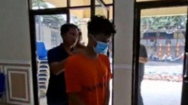 Tersangka H (23) pelaku teror bom di 10 sekolah di Depok, Jawa Barat.