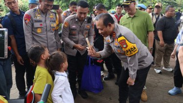 Kapolda Metro Jaya, Irjen Pol Asep Edi Suheri (kanan)