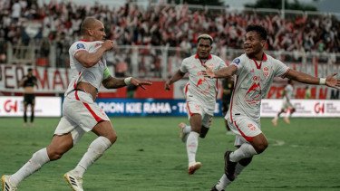 Malut United merayakan  gol