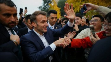 Presiden Prancis Emmanuel Macron bertemu pelajar di China