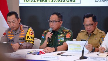 Panglima TNI, Jenderal Agus Subiyanto (tengah)