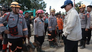 Momen Prabowo Hentikan Kendaraan, Sapa Petugas Pencari Korban Hilang di Tapanuli Selatan