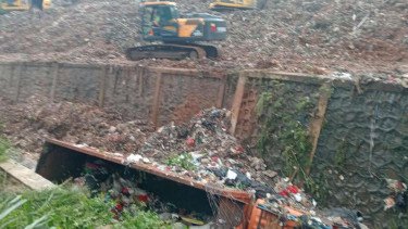 Detik-detik Longsor Sampah Bantargebang, Truk Sampah Sampai Terjun ke Kali