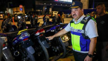 Petugas Malaysia tilang pemotor