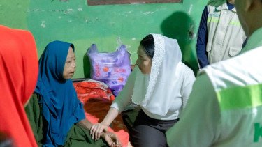 Bupati Brebes Paramitha Widya Kusuma memberi bantuan ke warga