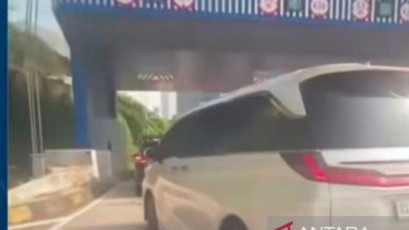 Viral Mobil Lexus Berpelat RI 25 Serobot Antrean Gerbang Tol Cilandak