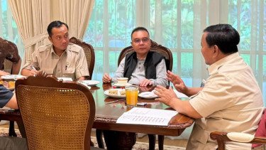 Presiden RI Prabowo Subianto menggelar rapat di kediamannya