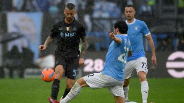 Banjir Kartu Merah di Olimpico! Napoli Pecundangi&nbsp;Lazio 0-2, Drama 3 Pemain Diusir Wasit