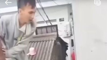 Mabuk Berat, Pria Nekat Manjat Genteng Rumah Warga di Jaksel, Atap Sampai Roboh