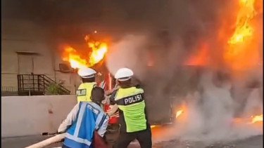 Detik-detik Bus Peziarah Asal Lampung Terbakar Hebat di Tol Jakarta&ndash;Cikampek, Beruntung Puluhan Penumpang Selamat